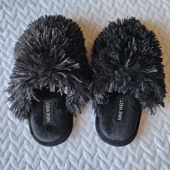 SOLD Nine West Closed Toe Fluffy Pile Black Slippers Size Small 5-6 - Picture 3 of 10